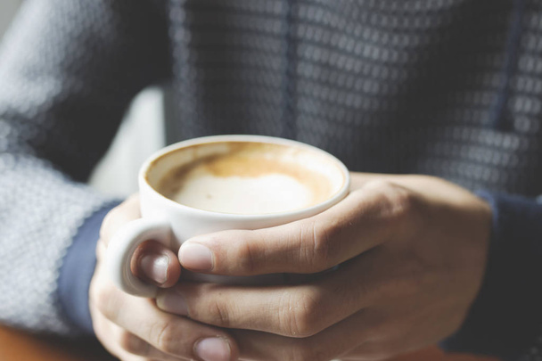 человек ест кофе на завтрак
 - Фото, изображение