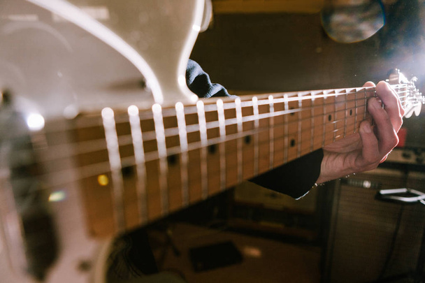 Guitar riff in guitarist hands in selective focus - Foto, afbeelding