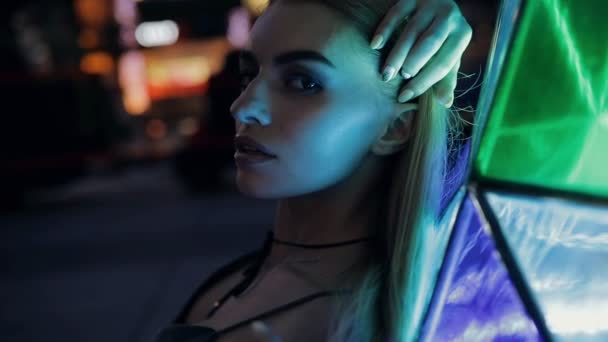 Güzel seksi kadın mavi ışıklar açık gece şehirde, ağır çekim - Video, Çekim