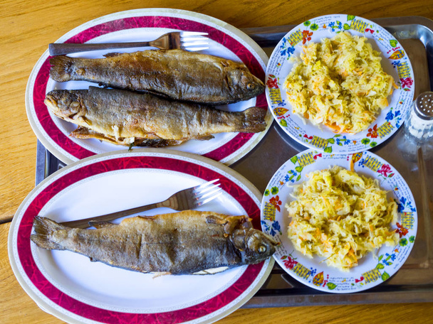 Tuoretta paistettua kalaa - tarjoillaan perinteisellä tavalla
 - Valokuva, kuva