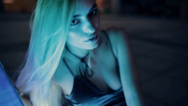 Beautiful sexy woman in blue light outdoor in night city, slow motion - Séquence, vidéo