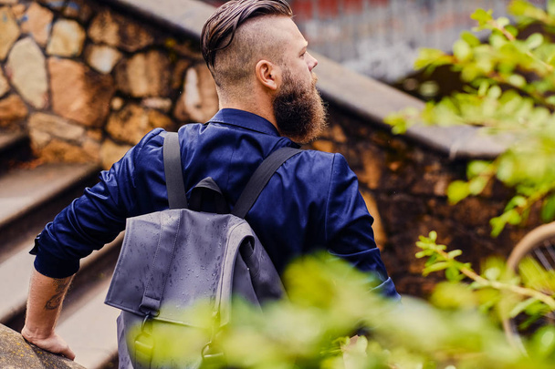 Traveler male with a backpack - Fotoğraf, Görsel