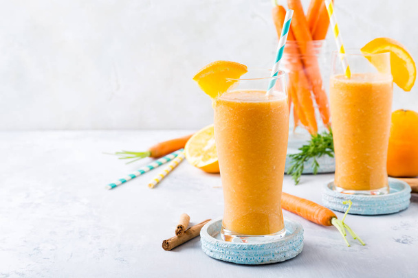 Здоровый коктейль из моркови с апельсином и корицей в стекле
 - Фото, изображение