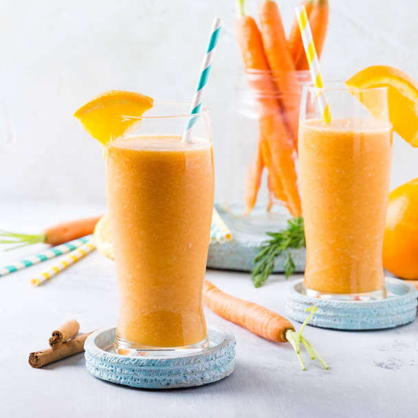 Smoothie de cenoura saudável com laranja e canela em vidro
 - Foto, Imagem
