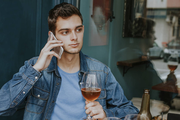 ビールを飲む男携帯電話 - 写真・画像