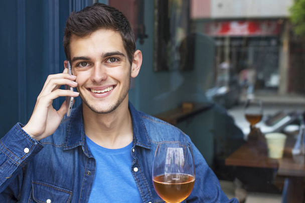 man mobile phone drinking beer - Foto, Bild