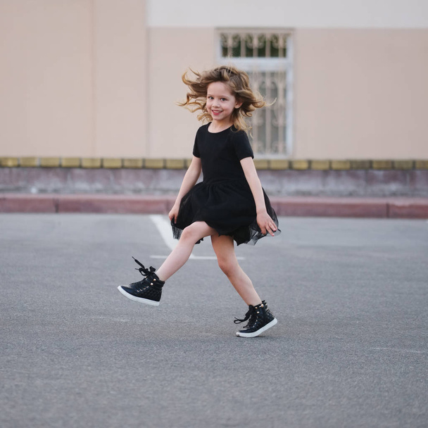 little girl dancing on the street - Fotoğraf, Görsel