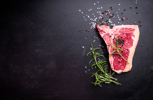 Gemarmerde rauw vlees biefstuk - Foto, afbeelding