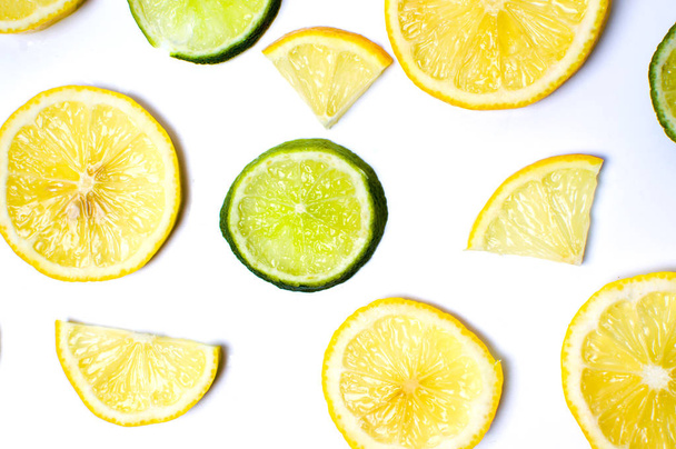 Rodajas de limón y lima sobre blanco
 - Foto, Imagen