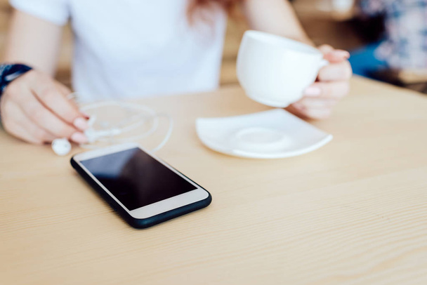 Чашка кофе и смартфон
 - Фото, изображение