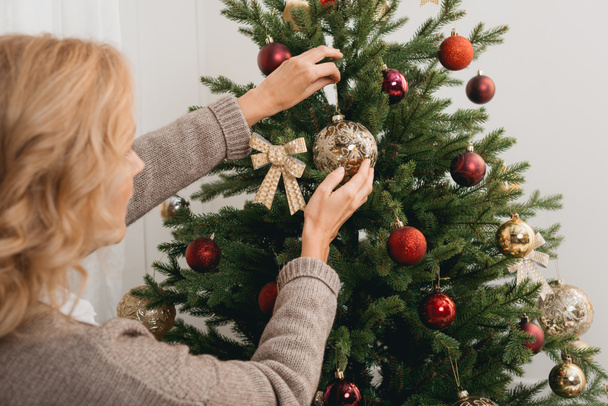 woman decorating christmas tree - Valokuva, kuva