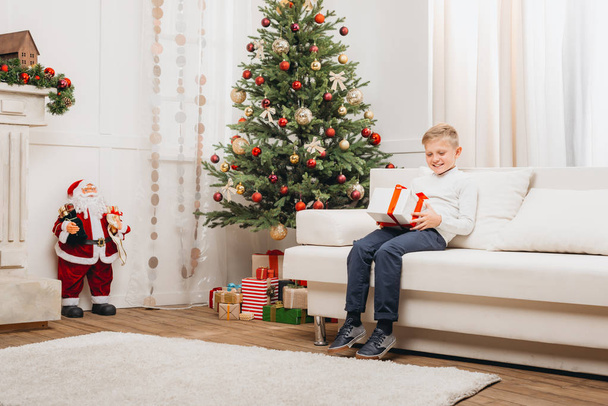 little boy with christmas gift - Foto, afbeelding