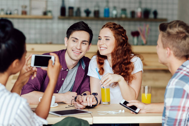 молода пара з друзями в кафе
 - Фото, зображення