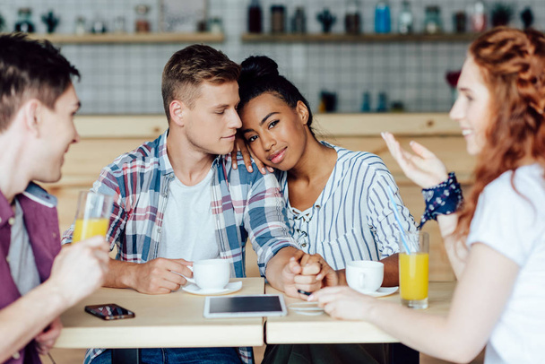 casal multiétnico com amigos no café
 - Foto, Imagem