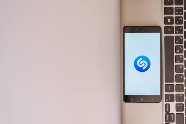 Shazam logo on smartphone - Foto, Bild