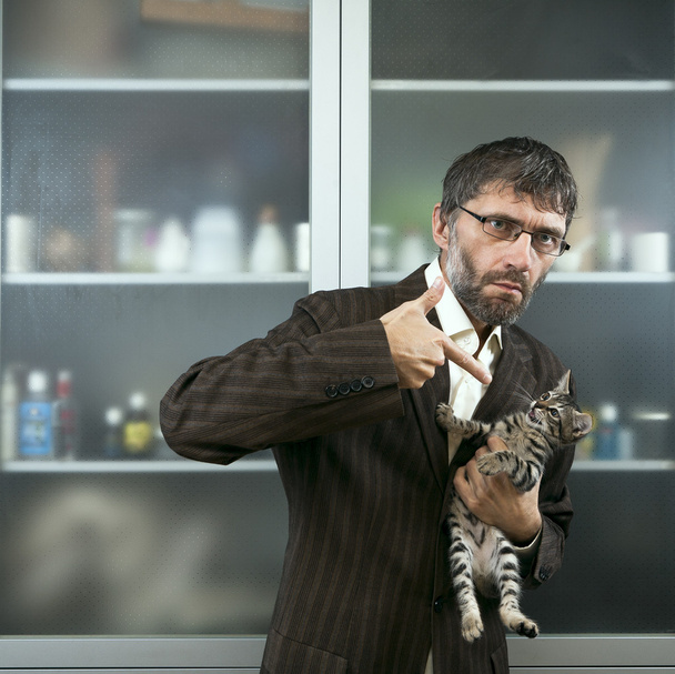 Hombre de negocios sosteniendo su gato
 - Foto, Imagen