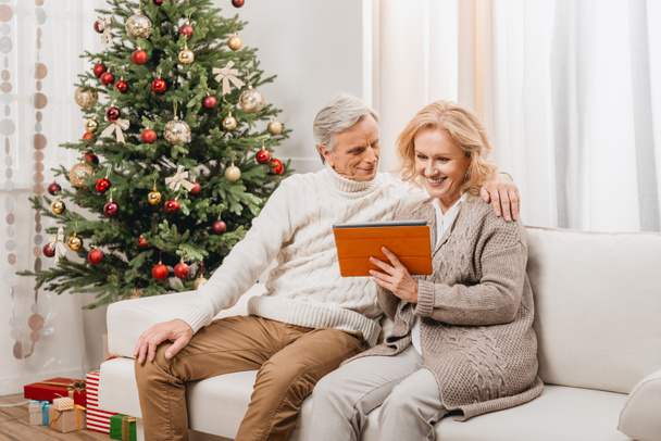 anziano uomo e donna utilizzando tablet
 - Foto, immagini