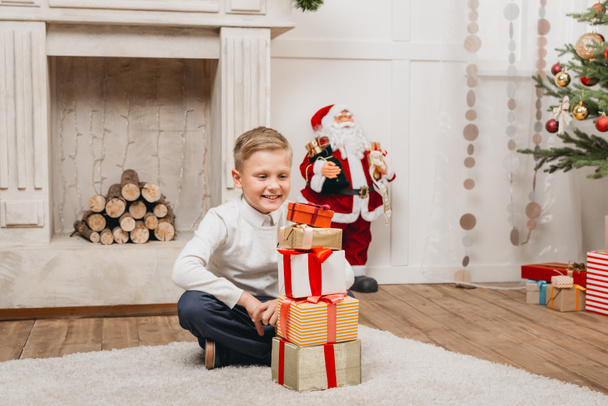 мальчик с пачкой рождественских подарков
 - Фото, изображение