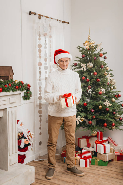 senior man with christmas gift - Zdjęcie, obraz