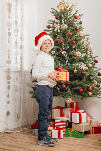 boy with christmas gift - Zdjęcie, obraz