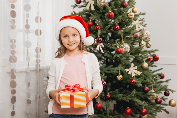 Enfant avec cadeau de Noël
 - Photo, image