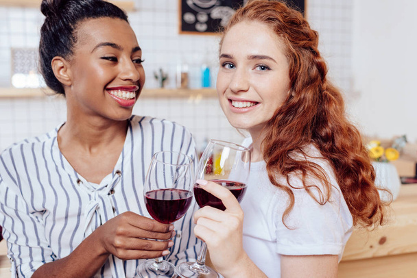 muchachas multiétnicas beber vino
 - Foto, imagen