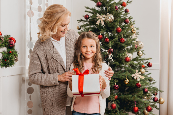 mother and daughter with christmas gift - Foto, imagen