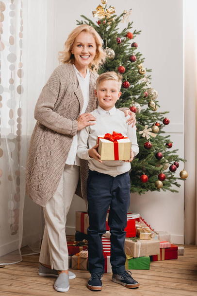 woman with son on christmas - Фото, изображение