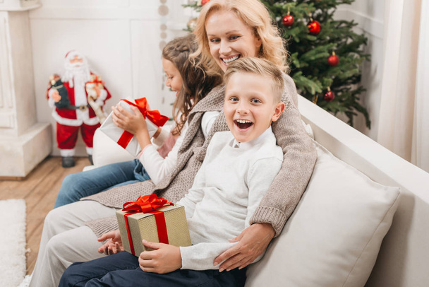 woman and kids with christmas gifts - Zdjęcie, obraz