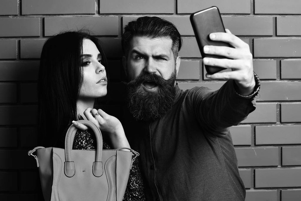 bearded man and pretty sexy woman with bag and phone - Foto, Imagem