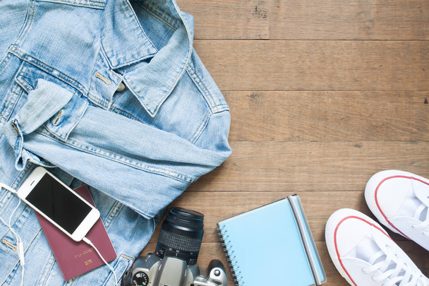 Vai a bordo di un viaggio avventura con fotocamera, smartphone e altri oggetti, Flat lay su sfondo di legno
 - Foto, immagini