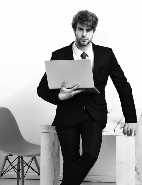 Caucasian stylish business man holding laptop - Zdjęcie, obraz