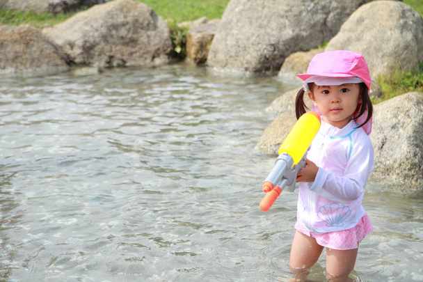 日本少年 (2 歳までの水の銃で遊んで) - 写真・画像