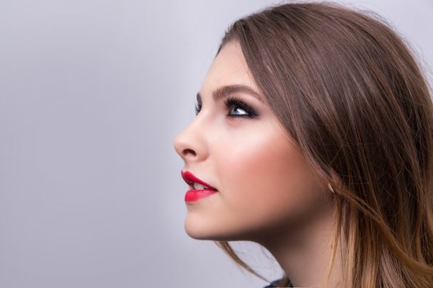 Retrato de moda de una modelo de chica con labios rojos
.  - Foto, Imagen