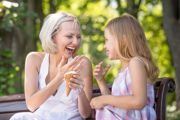Mom and daughter eating ice cream together. - Foto, imagen