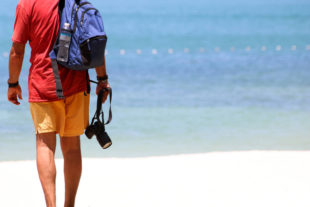 Turista con cámara en la playa de coco
 - Foto, imagen