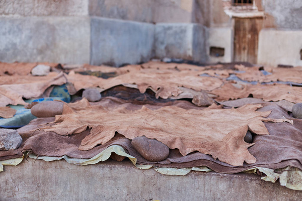 Танкери, що працюють зі шкірою в старому танірі
 - Фото, зображення