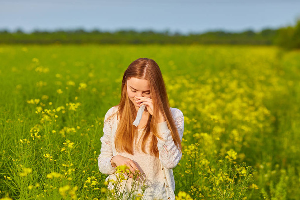 Pollen allergia, lány, tüsszögés - Fotó, kép