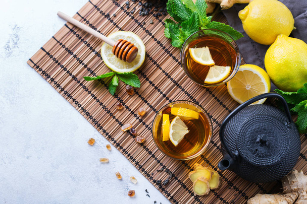 Bule de chá chinês japonês limão gengibre hortelã
 - Foto, Imagem