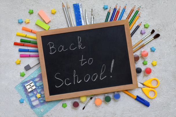 Okul ve aksesuarlar: kalem, işaretçileri, boyalar, kalemler, blackboard hafif bir arka plan üzerinde yazıtlar için. Okula dönüş. Yukarıdan görüntüleyin. Düz yatıyordu - Fotoğraf, Görsel