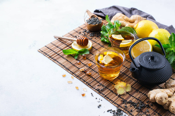 Ιαπωνικό, κινεζικό τσάι τσαγιέρα λεμόνι τζίντζερ μέντα - Φωτογραφία, εικόνα