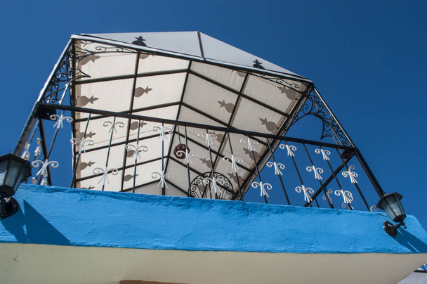 モロッコ、北アフリカ: 典型的なモロッコ風テラスでタンジェ、文化の独自のブレンドでマグレブ海岸のアフリカ都市のスカイライン - 写真・画像
