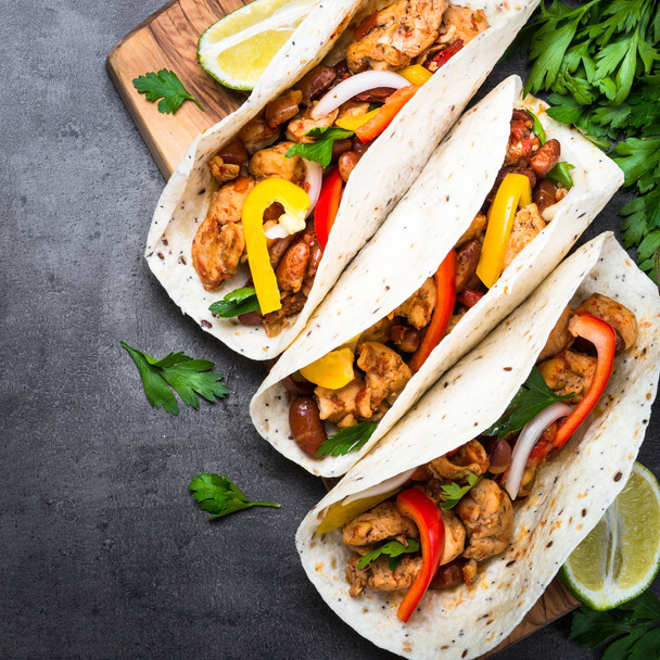 Mexikói taco bab hús és a zöldségek. - Fotó, kép