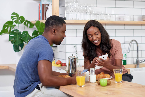couple having breakfast in kitchen - Foto, afbeelding
