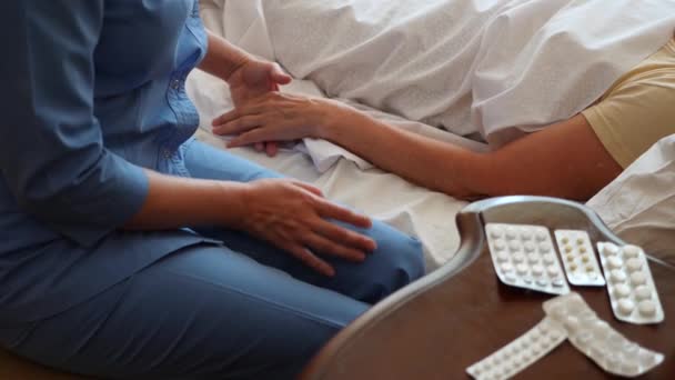 A nurse helps a patient in his bedroom. 4k, slow motion - Záběry, video
