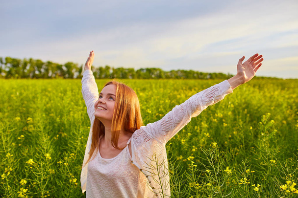 Dziewczyna w meadow nasion rzepaku żółty - Zdjęcie, obraz