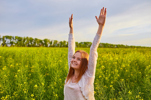 Dziewczyna w meadow nasion rzepaku żółty - Zdjęcie, obraz