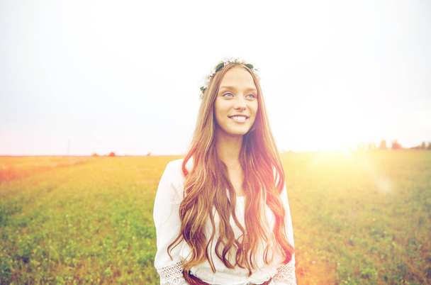 smiling young hippie woman on cereal field - Foto, imagen