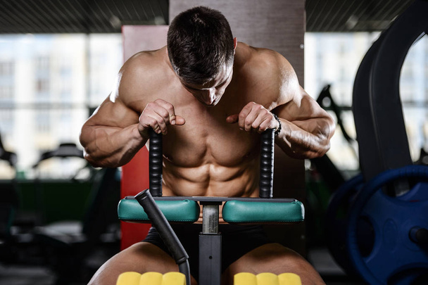 Muscular handsome athletic bodybuilder fitness model posing afte - Fotoğraf, Görsel