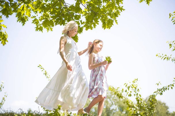 Side view of mother and daughter walking in nature. - Foto, immagini